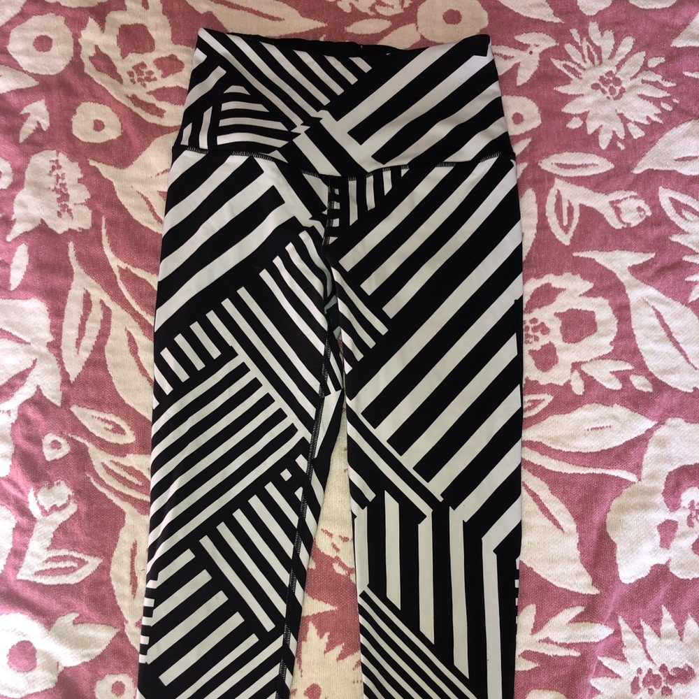 Black and white cropped high waisted leggings